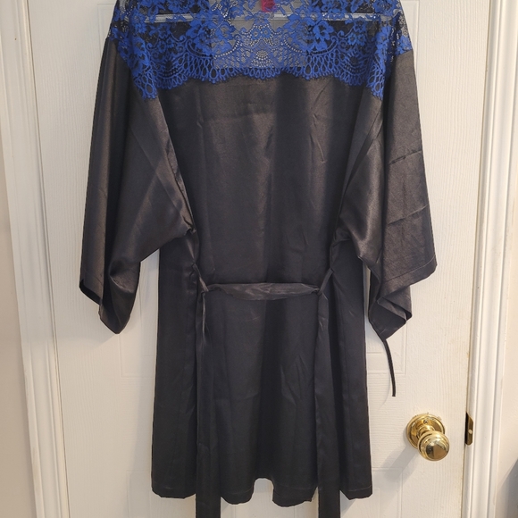 Kimono - Picture 3 of 3
